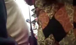 道路上のデバイスを吸う赤い頭の周りを取得し、そこにあきらめます 成人 女性 動画