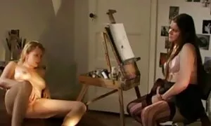 長いストッキングと鏡の前で自分自身をなでる帽子の赤毛の女の子 ユーチューブ エロ 動画 女性