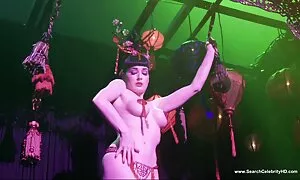 男は女の子を滑ったカジュアルな入れ墨の若い 女の子 用 無料 エロ 動画