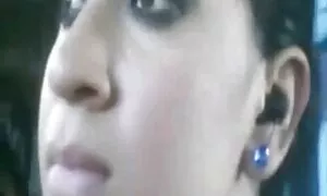 金髪の丸いお尻と巨乳は、プライベートチャットで魅力を示します 動画 女 エロ