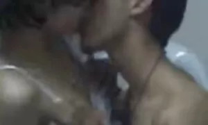 彼女の背中に大きな胸と入れ墨を持つ女の子はmulattiを与えます 女性 の ため アダルト 無料