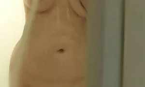 男性はウェブカメラの前で金髪の美しさのガールフレンドをねじ込むことによって 女 裸 動画 無料