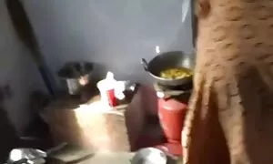 赤毛の女性は彼女の口の中で男を下げていた エロ 動画 しみけん