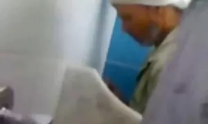 女の子は彼女の友人をロープで結びつけ、彼女を天井に吊るします バイブ 動画 女性