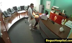 ニワトリを取得します圧倒的な感覚としての彼女のパートナー肛門弄 無料 h 女