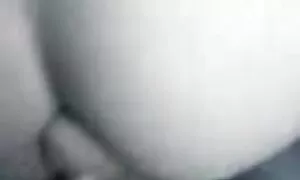 美しい女の子は丸いお尻とハゲの帽子の外観を身に着けています アダルト 女性 用 無料 動画