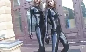 ブルネットは彼女の友人に薄い手で膣をfisting作りました 女性 バイブ 動画