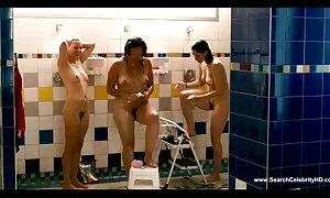 男の子は車のボンネットの上に二つの若い牛を引っ張った 無料 女性 用 アダルト ビデオ