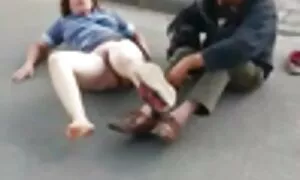 アジアは彼女の体の上にマッサージオイルを行う 女性 動画 痴漢