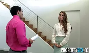 メガネを持つDavalkaは男の前で自慰行為をし、それをオンにします 女性 用 エロ 動画 サイト