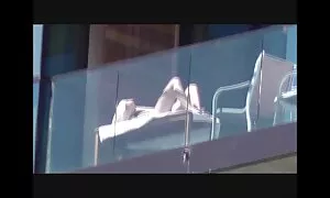 Connieは男に公共の公園でフェラチオを与える 女性 安心 無料 アダルト 動画