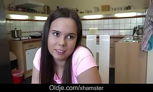老人は若い女性を吹き飛ばし、帽子をかぶって終わった エロ い 女 の 動画