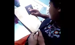 女の子は彼女のお尻を撫で、その後彼女のガールフレンドをあきらめる 女性 向き アダルト 動画