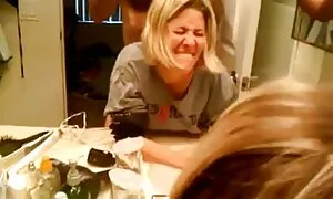 美しい山の背景でメンバーを駆動する日焼けした女性 女 向け エロ 動画